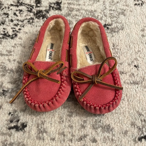 Minnetonka Kids Cassie Slipper in Hot Pink, Sz 8 - Picture 3 of 10